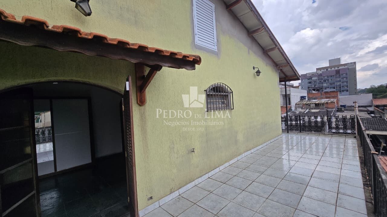 Sobrado Frontal 260m², 3 dormitórios, 1 suíte, edicula, próximo ao Metro