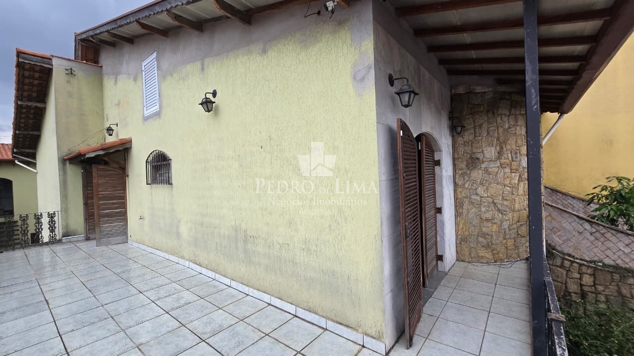 Sobrado Frontal 260m², 3 dormitórios, 1 suíte, edicula, próximo ao Metro