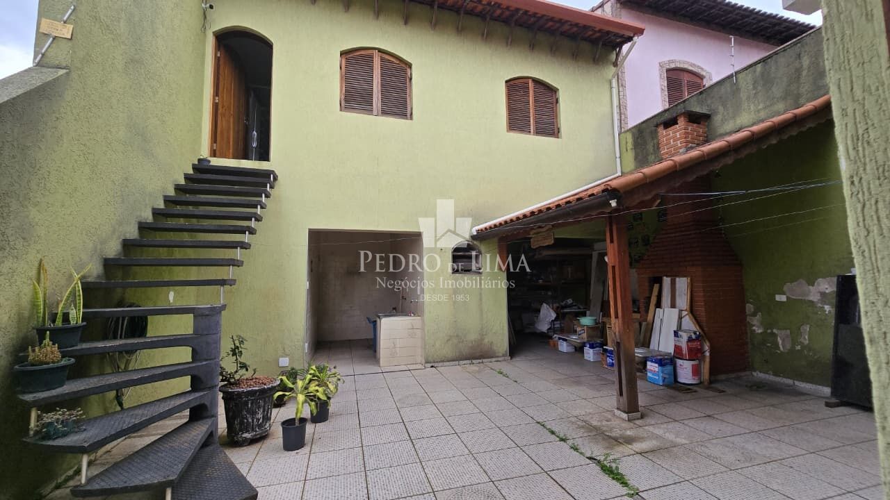Sobrado Frontal 260m², 3 dormitórios, 1 suíte, edicula, próximo ao Metro