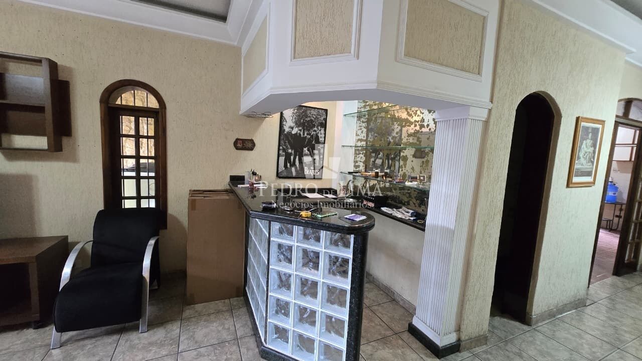 Sobrado Frontal 260m², 3 dormitórios, 1 suíte, edicula, próximo ao Metro