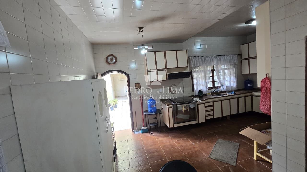 Sobrado Frontal 260m², 3 dormitórios, 1 suíte, edicula, próximo ao Metro