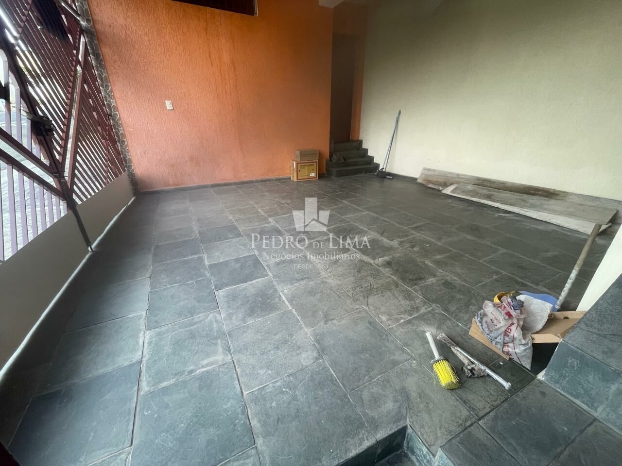 Casa Assobrada com 2 dormitórios e vaga de garagem na região da Penha 