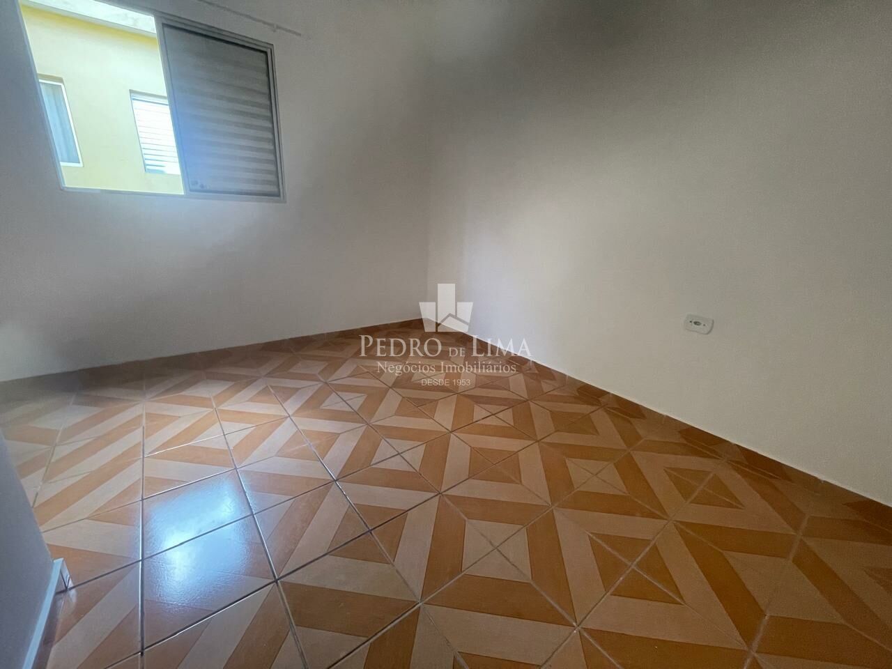 Casa Assobrada com 2 dormitórios e vaga de garagem na região da Penha 
