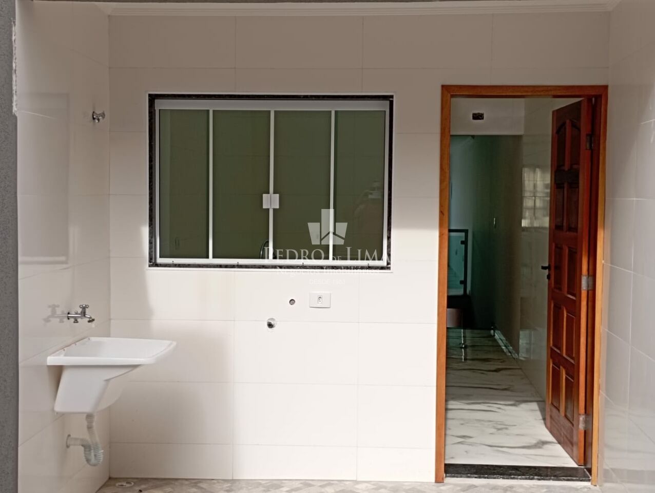 Sobrado no Cangaíba, com 3 quartos sendo 1 suíte, garagem para 2 carros.