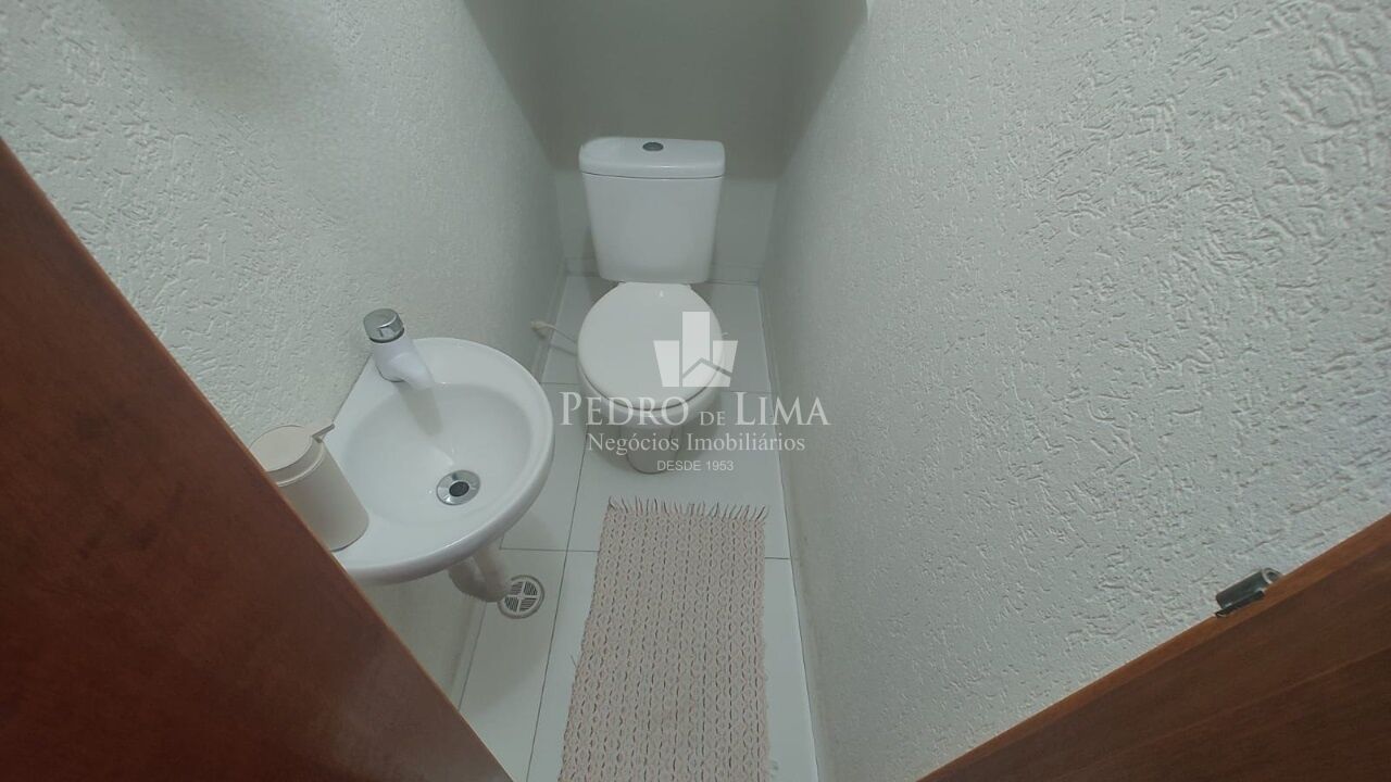 Sobrado no Cangaíba, com 3 quartos sendo 1 suíte, garagem para 2 carros.
