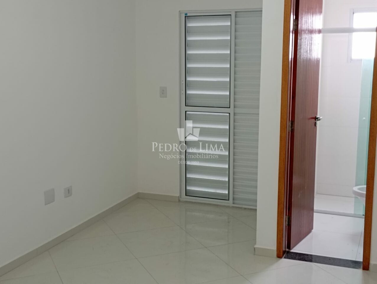 Sobrado no Cangaíba, com 3 quartos sendo 1 suíte, garagem para 2 carros.