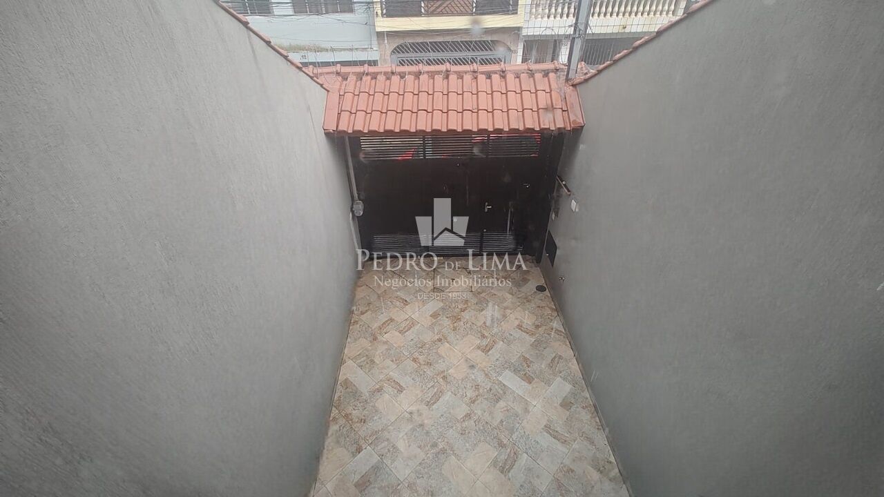 Sobrado no Cangaíba, com 3 quartos sendo 1 suíte, garagem para 2 carros.