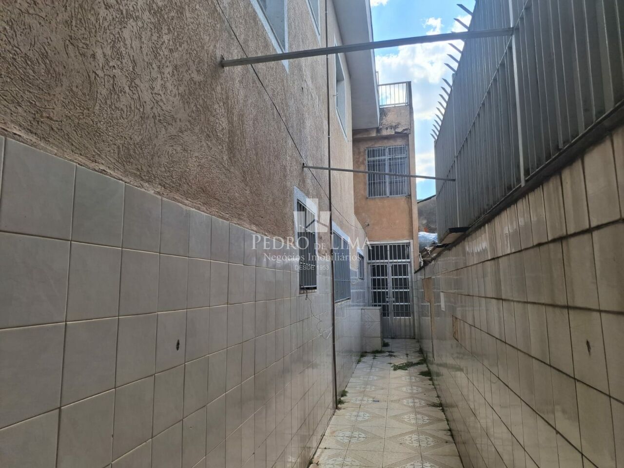Sobrado frontal, com 3 dormitórios sendo 1 suíte e 2 vagas de garagem na Vila Matilde 
