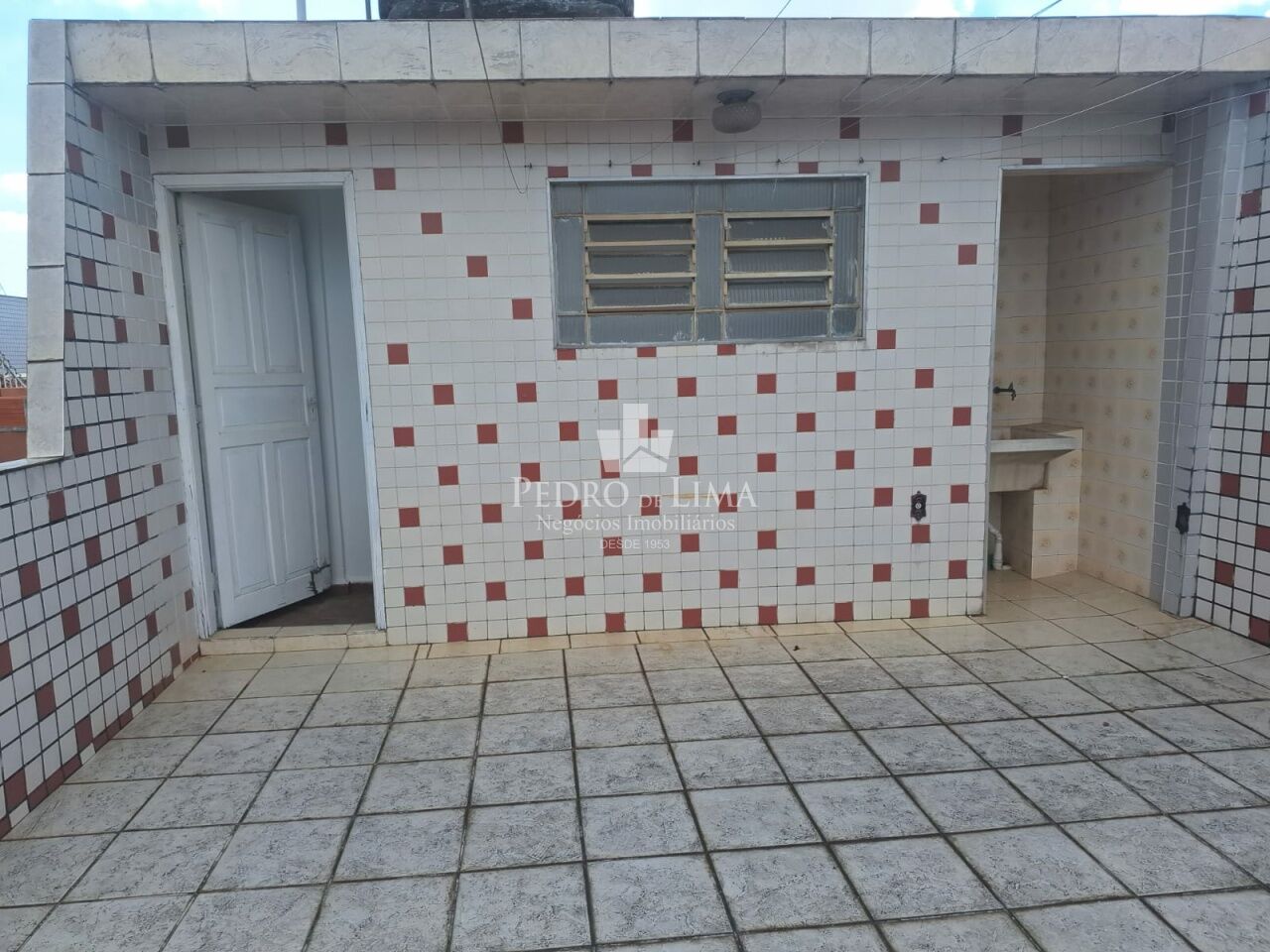 Sobrado frontal, com 3 dormitórios sendo 1 suíte e 2 vagas de garagem na Vila Matilde 