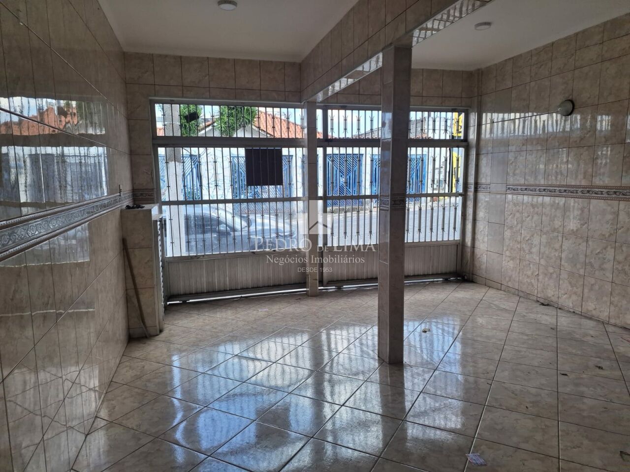 Sobrado frontal, com 3 dormitórios sendo 1 suíte e 2 vagas de garagem na Vila Matilde 