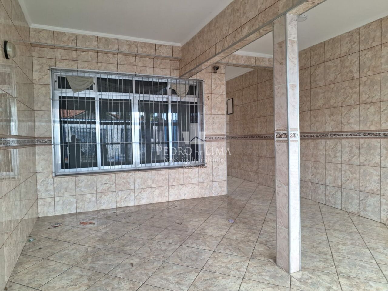 Sobrado frontal, com 3 dormitórios sendo 1 suíte e 2 vagas de garagem na Vila Matilde 