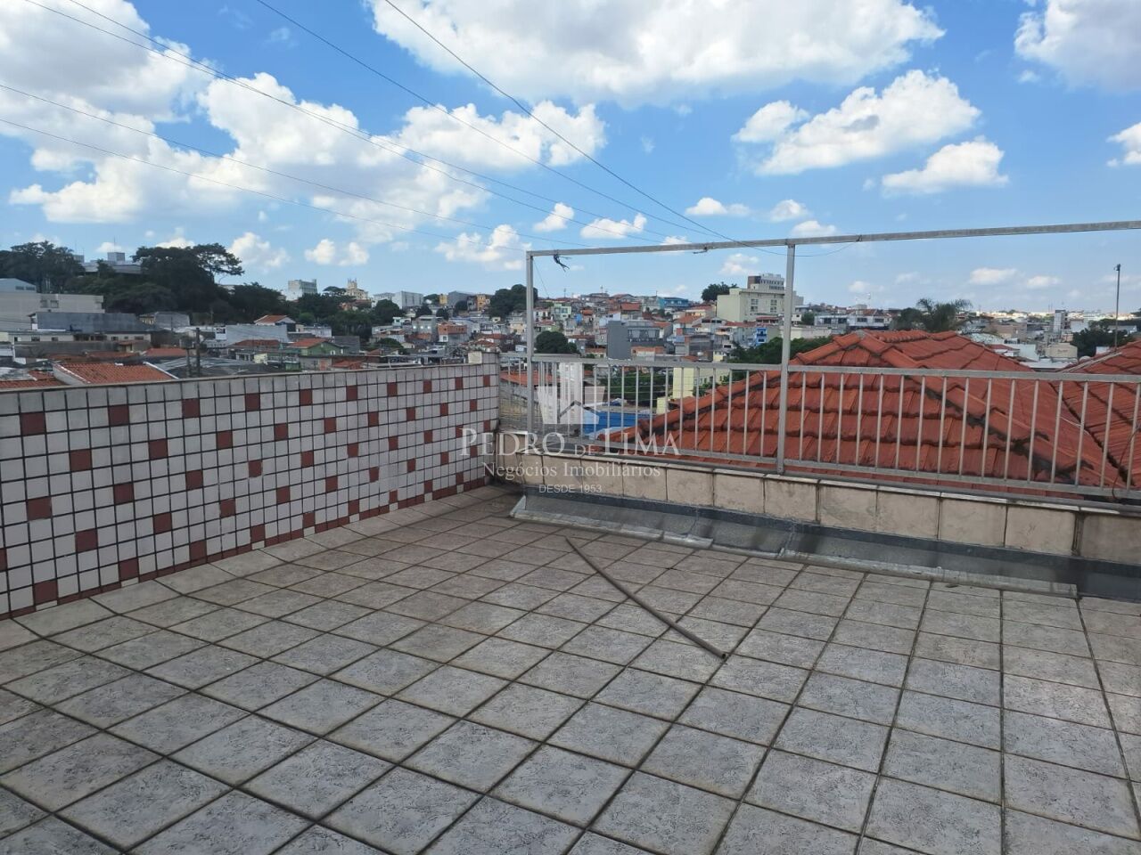 Sobrado frontal, com 3 dormitórios sendo 1 suíte e 2 vagas de garagem na Vila Matilde 
