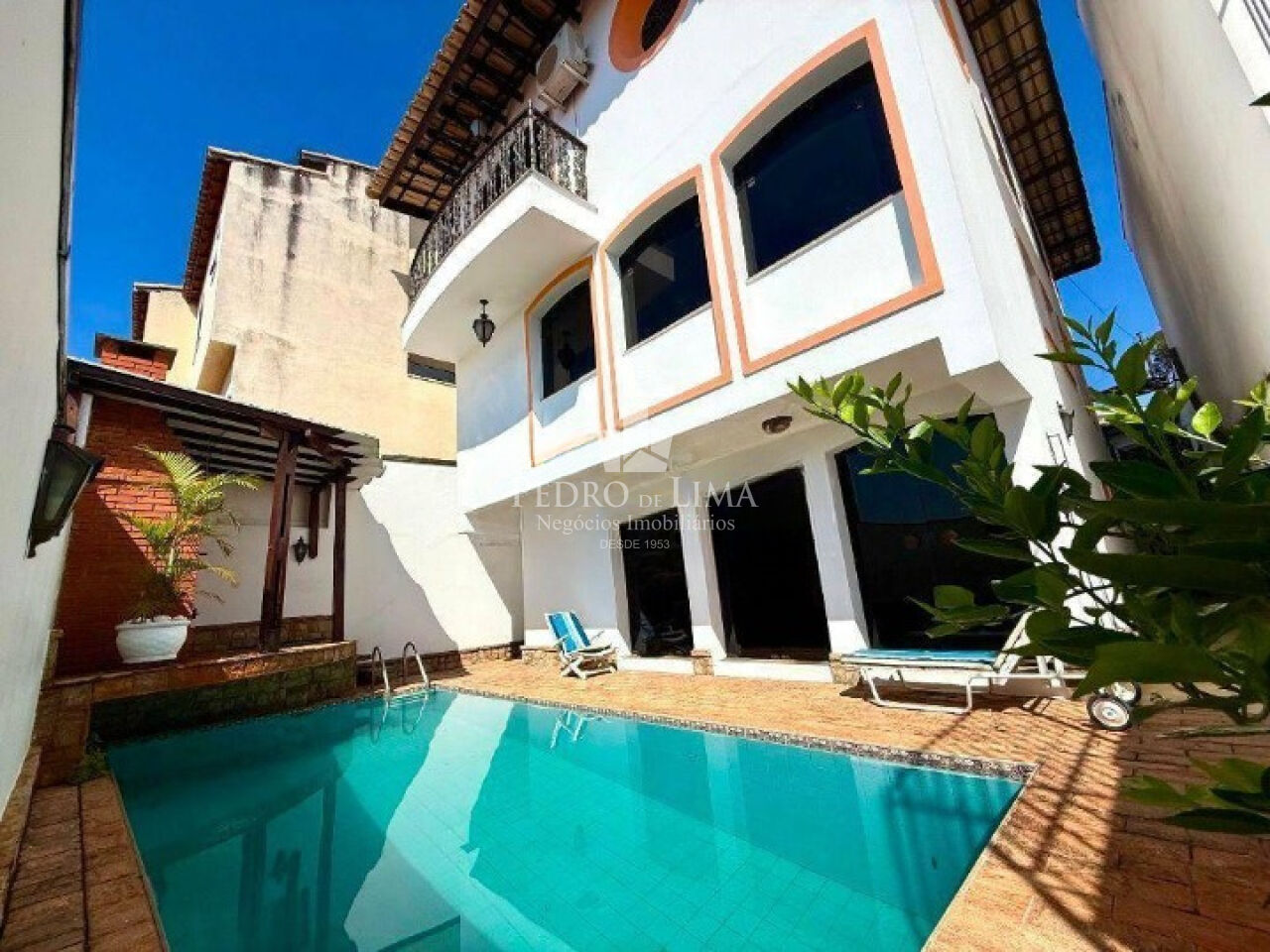 Sobrado com Piscina na Penha 223m²,  sendo 3 suites e 4 vagas de excelente localização