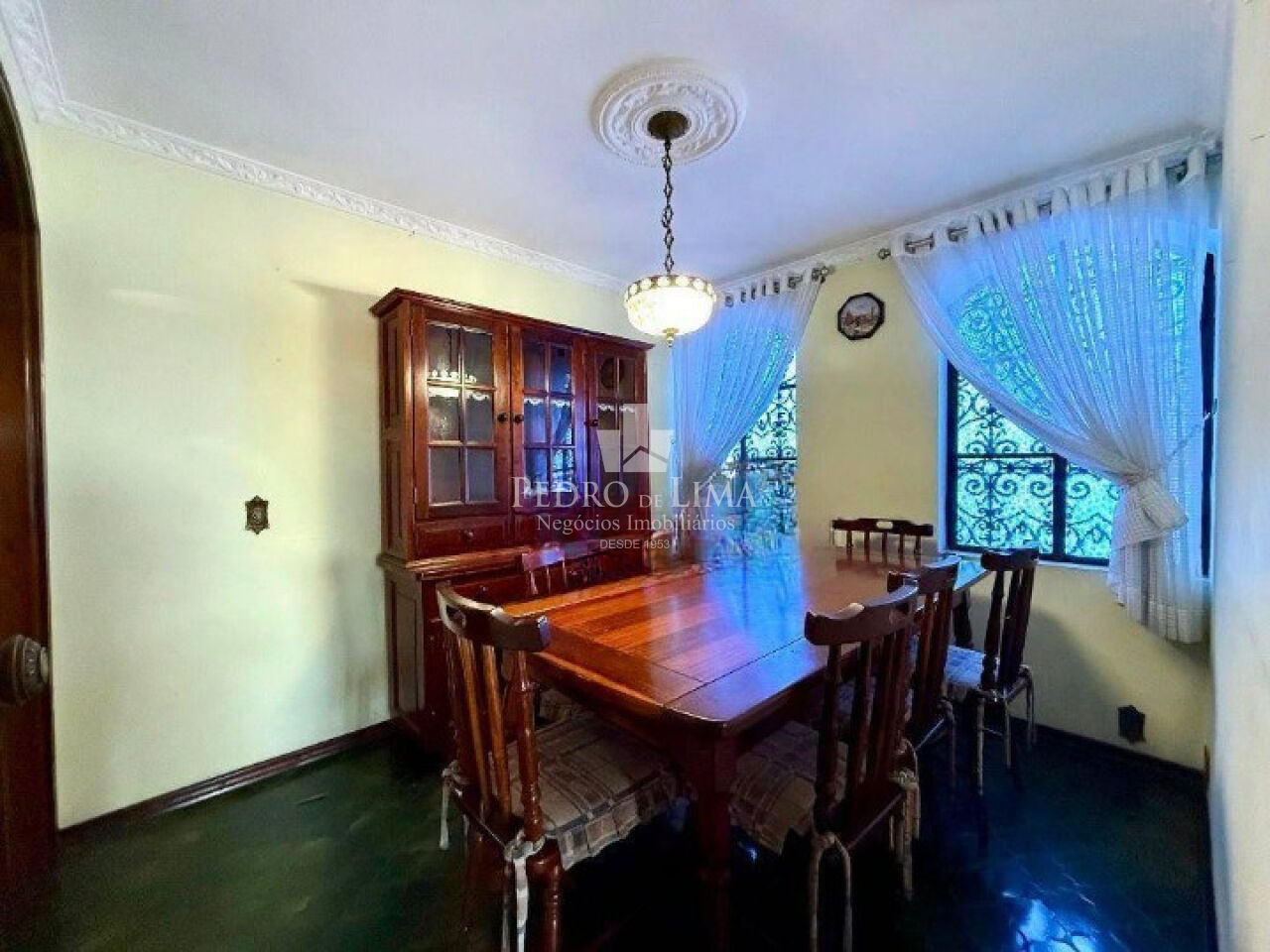 Sobrado com Piscina na Penha 223m²,  sendo 3 suites e 4 vagas de excelente localização