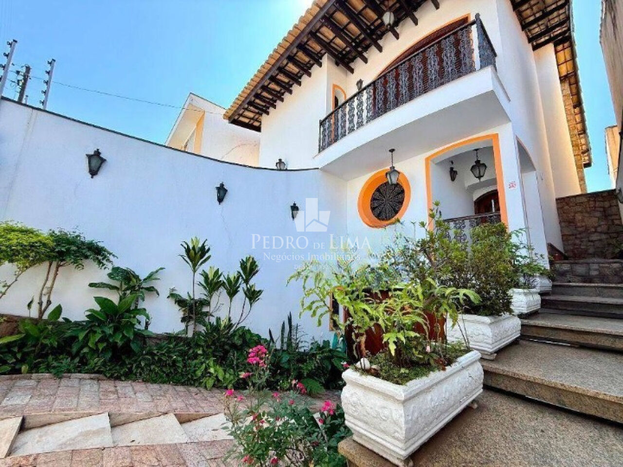 Sobrado com Piscina na Penha 223m²,  sendo 3 suites e 4 vagas de excelente localização