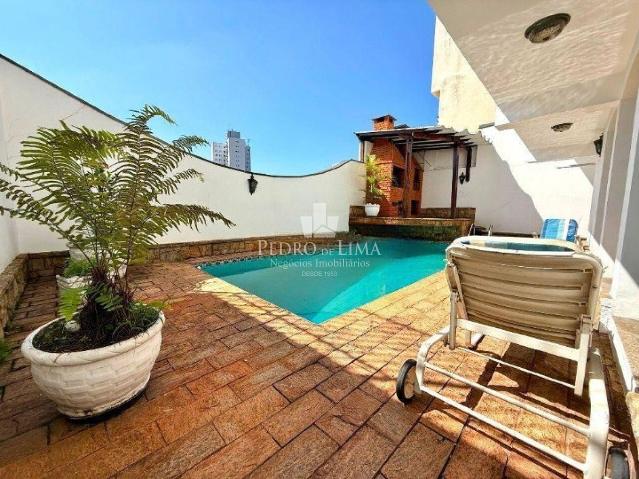 Sobrado com Piscina na Penha 223m²,  sendo 3 suites e 4 vagas de excelente localização
