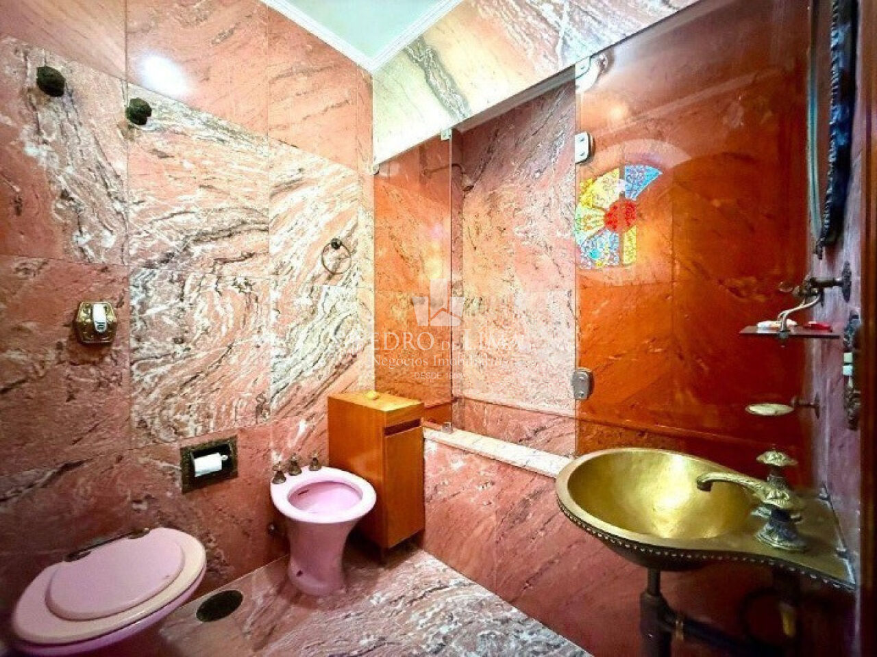 Sobrado com Piscina na Penha 223m²,  sendo 3 suites e 4 vagas de excelente localização