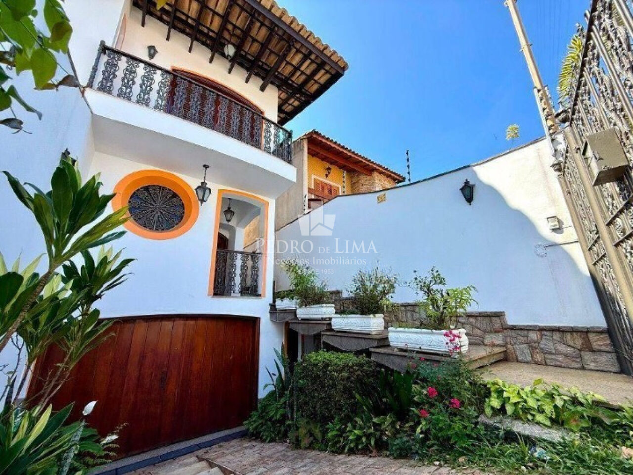 Sobrado com Piscina na Penha 223m²,  sendo 3 suites e 4 vagas de excelente localização