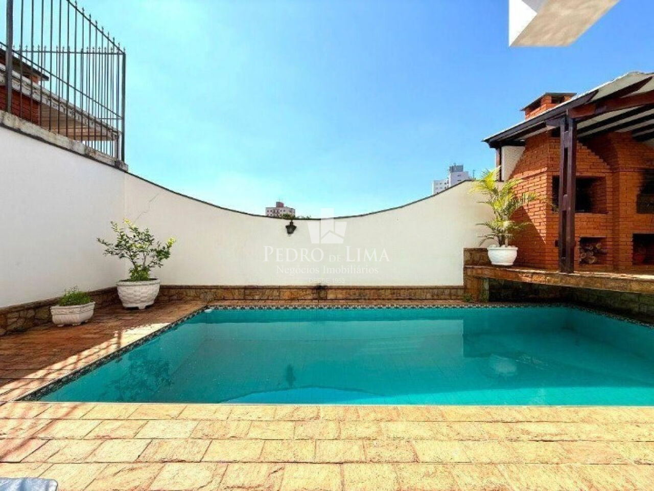 Sobrado com Piscina na Penha 223m²,  sendo 3 suites e 4 vagas de excelente localização