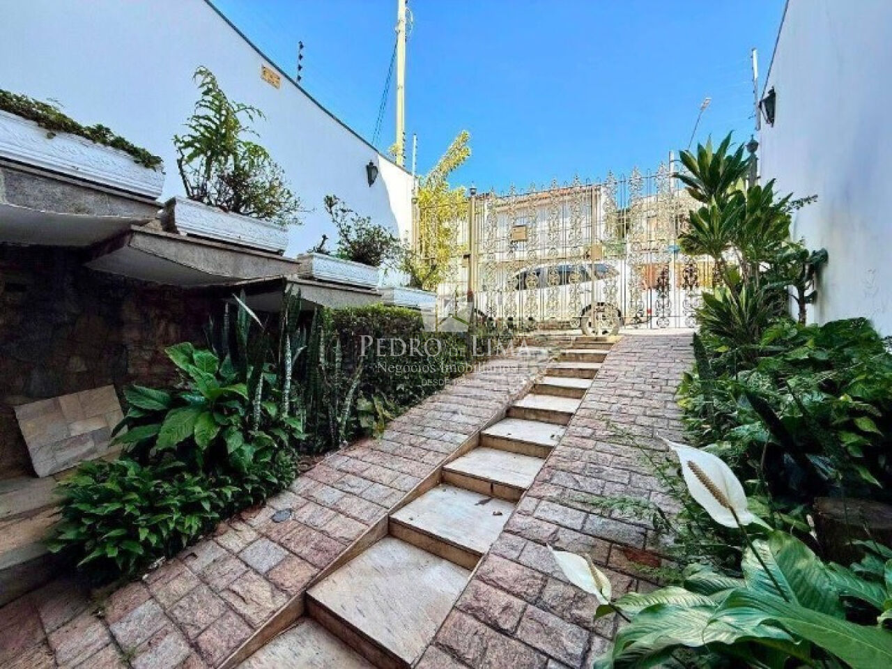 Sobrado com Piscina na Penha 223m²,  sendo 3 suites e 4 vagas de excelente localização