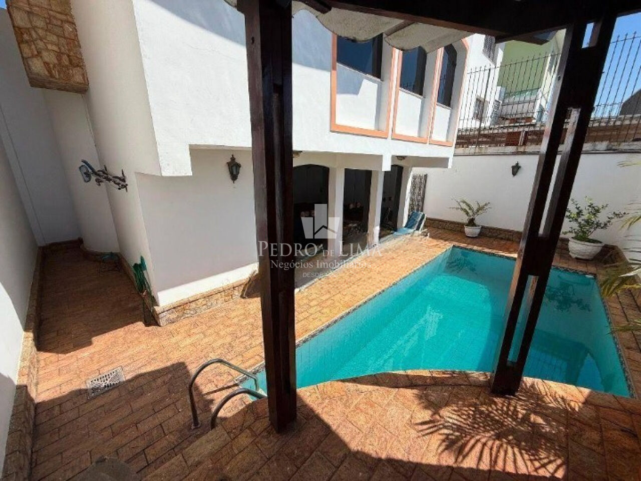 Sobrado com Piscina na Penha 223m²,  sendo 3 suites e 4 vagas de excelente localização