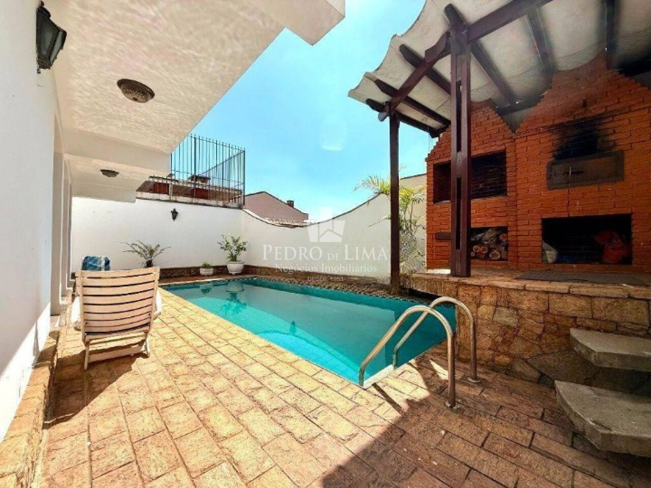 Sobrado com Piscina na Penha 223m²,  sendo 3 suites e 4 vagas de excelente localização