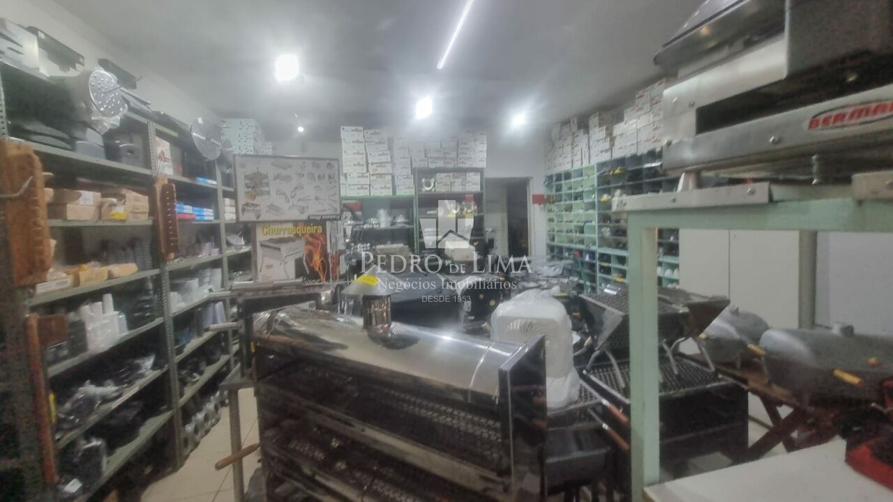 Prédio comercial na Rua Itinguçu rua principal na Vila Ré