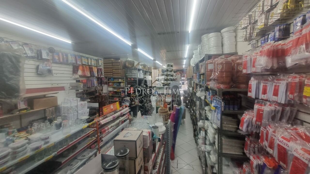 Prédio comercial na Rua Itinguçu rua principal na Vila Ré