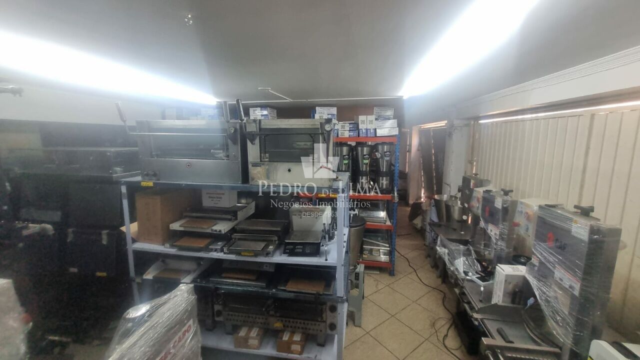 Prédio comercial na Rua Itinguçu rua principal na Vila Ré