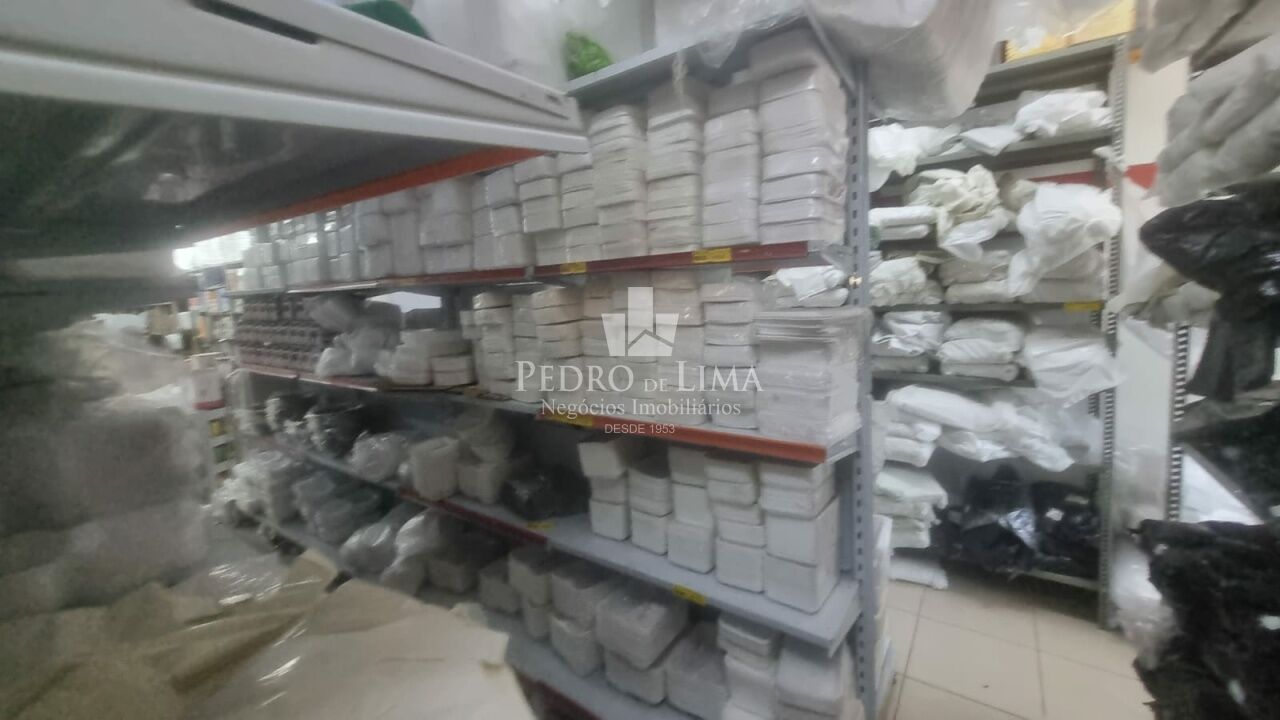 Prédio comercial na Rua Itinguçu rua principal na Vila Ré