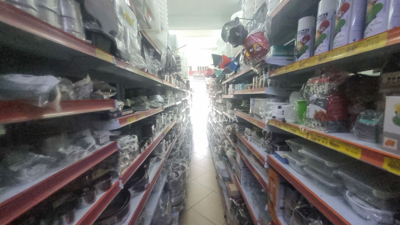 Prédio comercial na Rua Itinguçu rua principal na Vila Ré