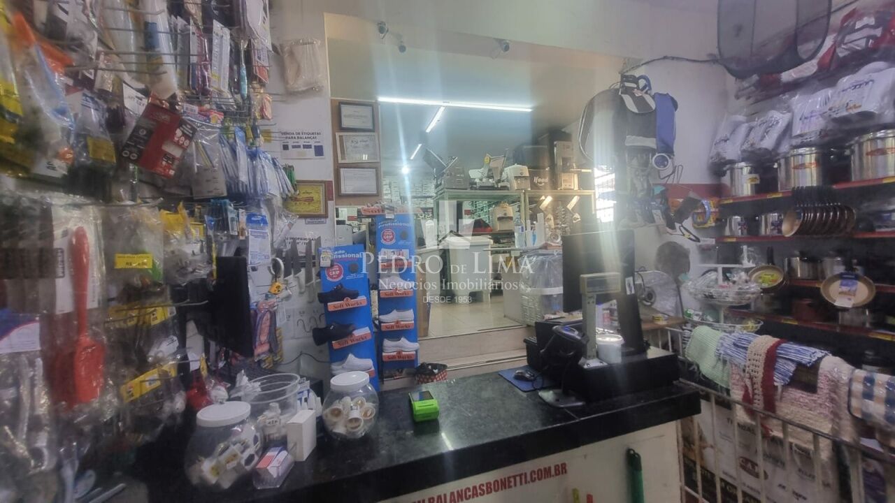 Prédio comercial na Rua Itinguçu rua principal na Vila Ré