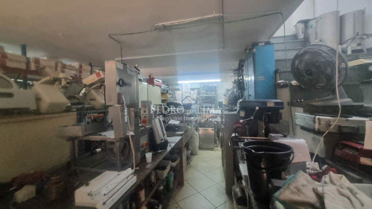 Prédio comercial na Rua Itinguçu rua principal na Vila Ré
