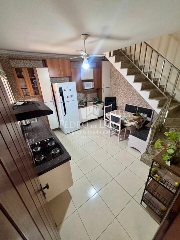 Casa térrea de 2 Dormitórios, Edícula e 3 vagas na Penha