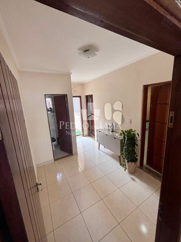 Casa térrea de 2 Dormitórios, Edícula e 3 vagas na Penha