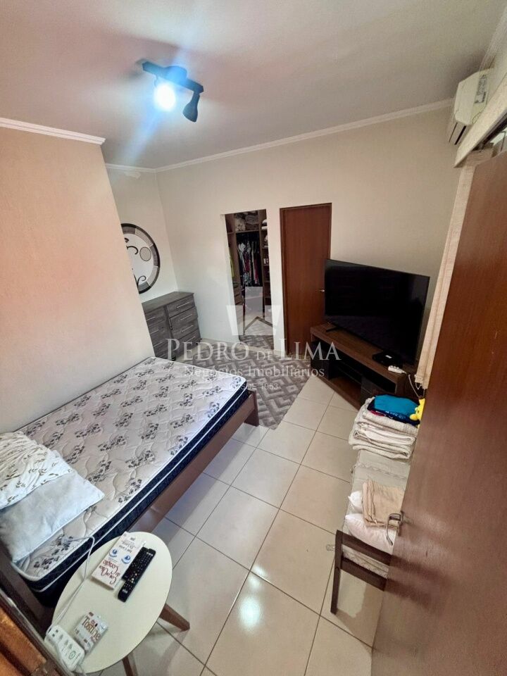 Casa térrea de 2 Dormitórios, Edícula e 3 vagas na Penha