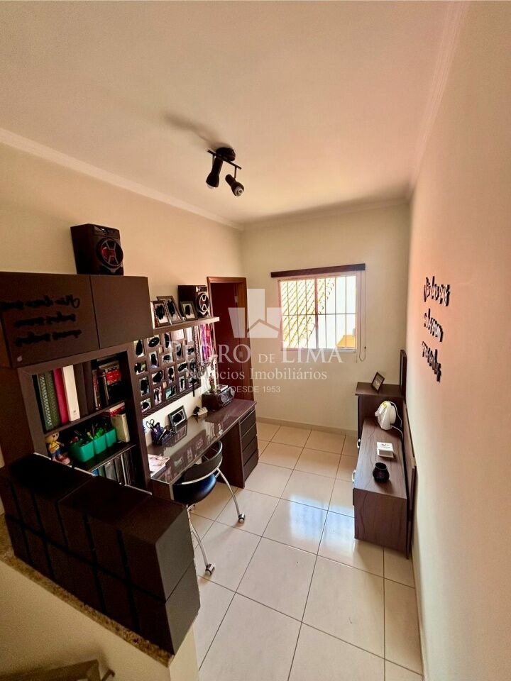 Casa térrea de 2 Dormitórios, Edícula e 3 vagas na Penha