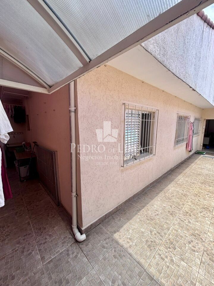 Casa térrea de 2 Dormitórios, Edícula e 3 vagas na Penha