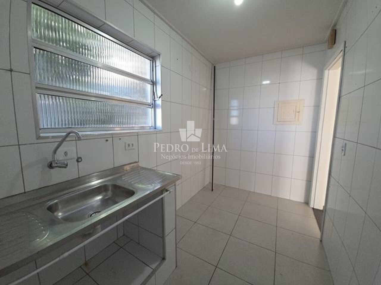 Apartamento com 2 dormitórios, 1 banheiro, sala ampla, 52 m² e  garagem coberta, na Penha.