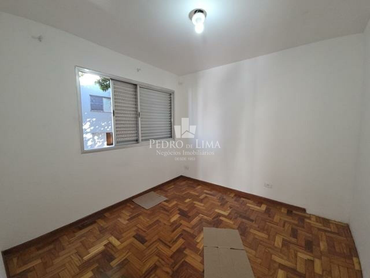 Apartamento com 2 dormitórios, 1 banheiro, sala ampla, 52 m² e  garagem coberta, na Penha.