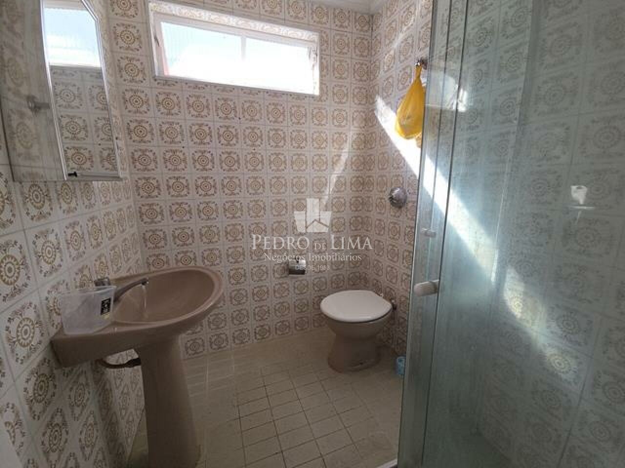 Apartamento com 2 dormitórios, 1 banheiro, sala ampla, 52 m² e  garagem coberta, na Penha.