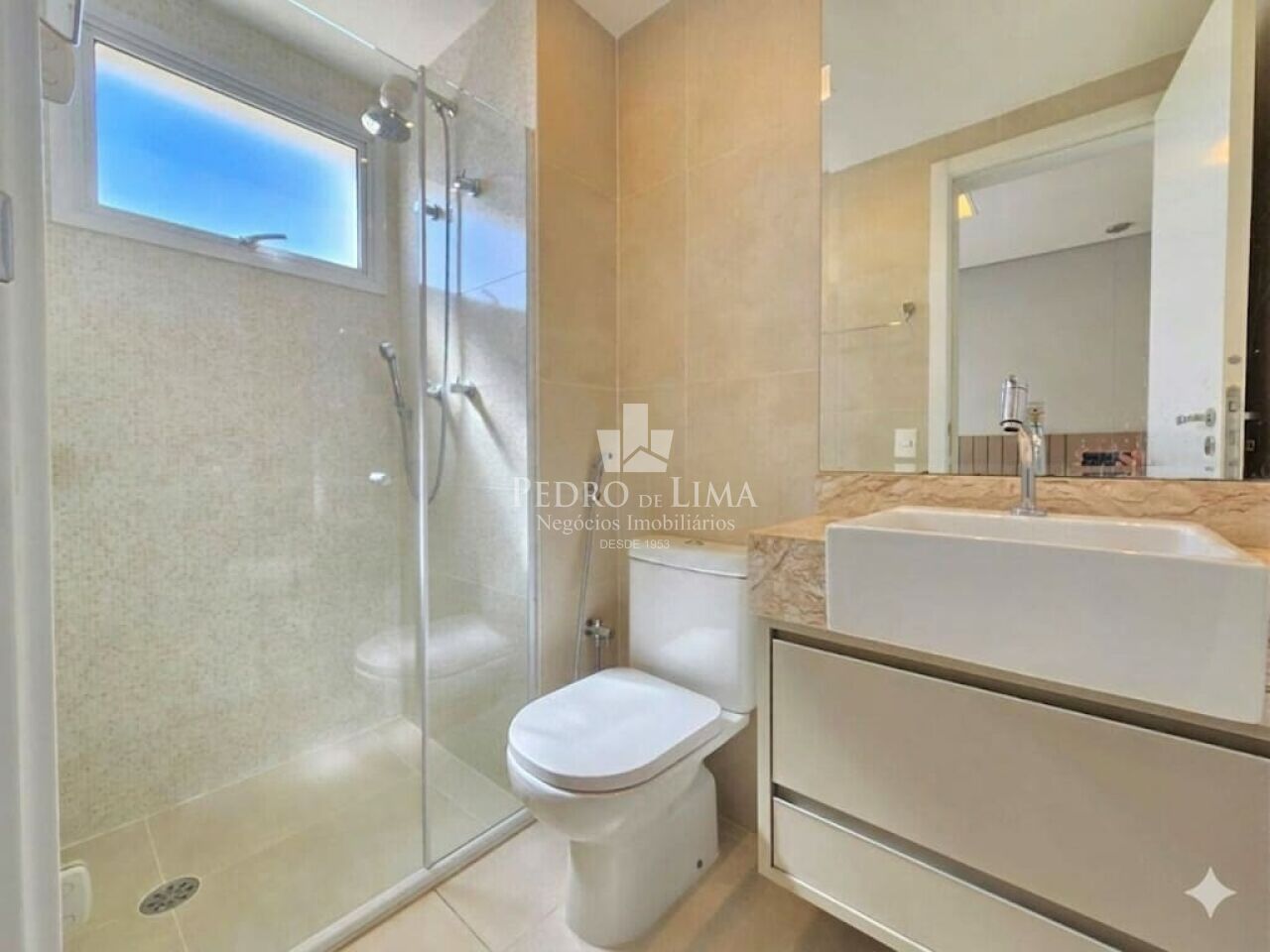 Apartamento em Condomínio Clube, 3 dormitórios sendo1 suíte, sala com sacada.