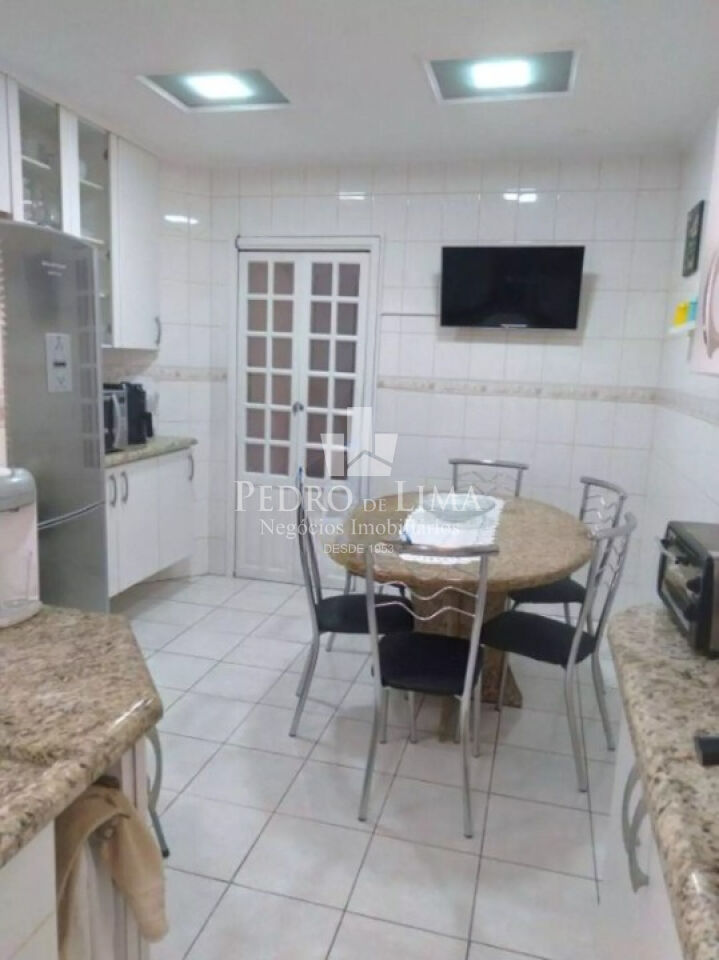 Sobrado em condomínio fechado com 3 quartos sendo 1 suíte e 2 vagas cobertas na Penha