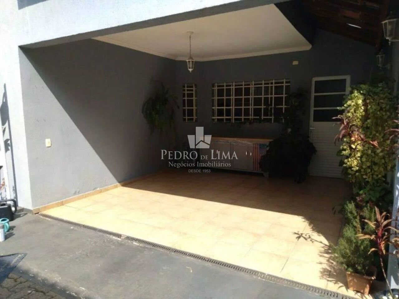 Sobrado em condomínio fechado com 3 quartos sendo 1 suíte e 2 vagas cobertas na Penha