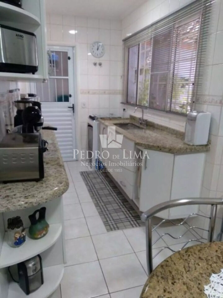 Sobrado em condomínio fechado com 3 quartos sendo 1 suíte e 2 vagas cobertas na Penha