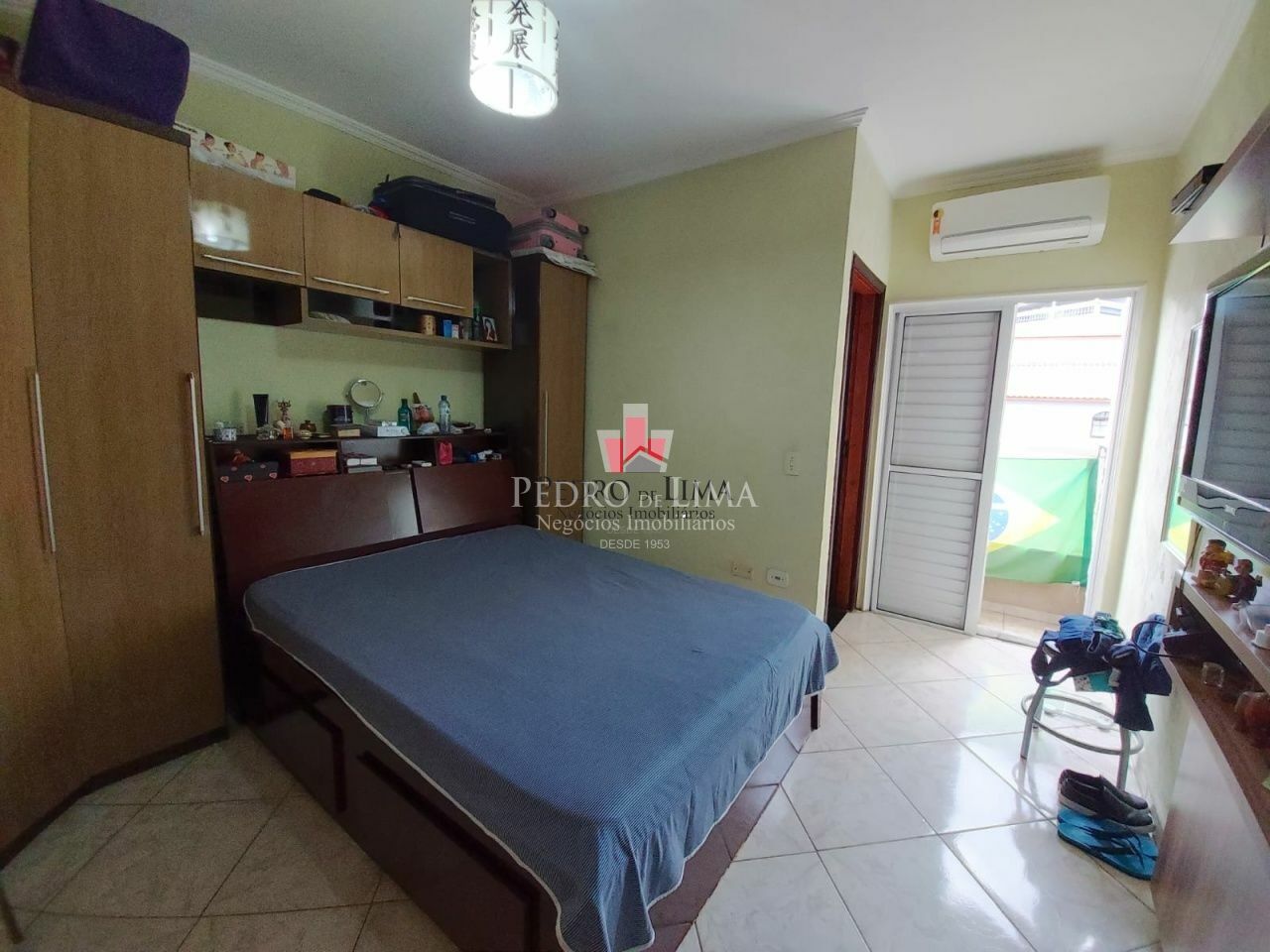 Sobrado com 2 quartos, 2 suítes, 3 vagas, churrasqueira e 115 m², na região Penha.