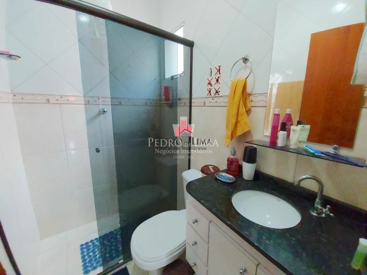 Sobrado com 2 quartos, 2 suítes, 3 vagas, churrasqueira e 115 m², na região Penha.