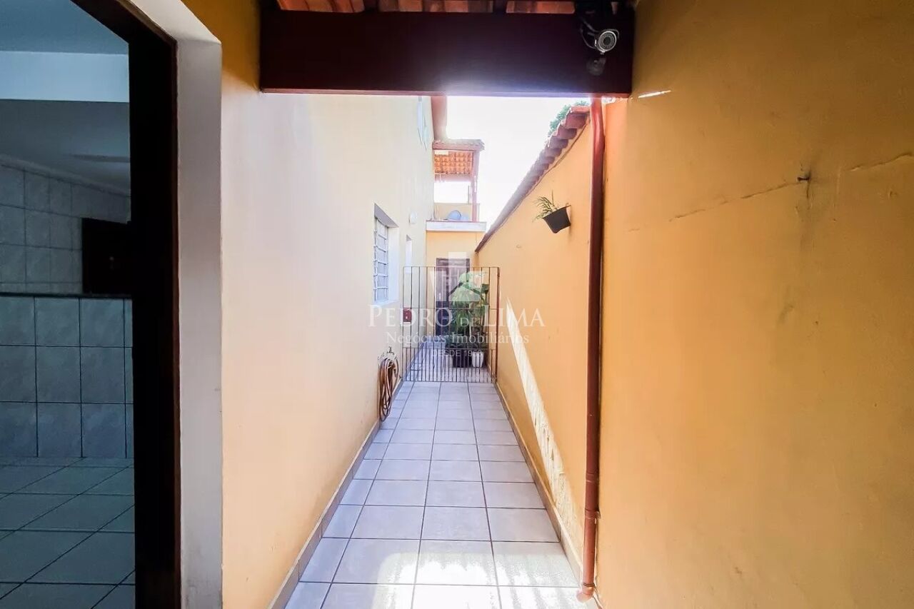 Sobrado Frontal na Vila Ré 178 m² sendo 4 dormitórios, 1 suíte, 2 vagas e edícula  nos fundos 