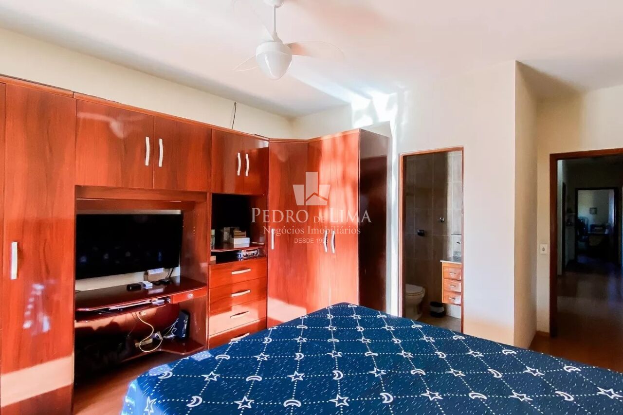 Sobrado Frontal na Vila Ré 178 m² sendo 4 dormitórios, 1 suíte, 2 vagas e edícula  nos fundos 
