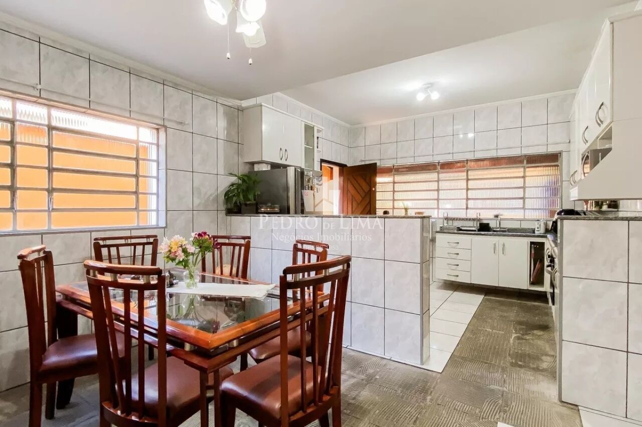 Sobrado Frontal na Vila Ré 178 m² sendo 4 dormitórios, 1 suíte, 2 vagas e edícula  nos fundos 